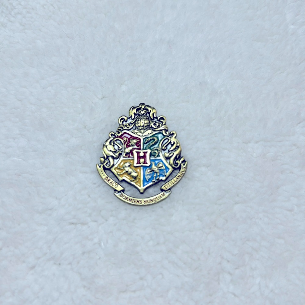 Harry Potter Gift Hogwarts Pin / Badge - All 4 Houses